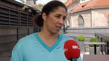 Ex-DFB-Trainerin Steffi Jones  - „Ich träume davon, dass jede Bundesliga-Spielerin davon leben kann“