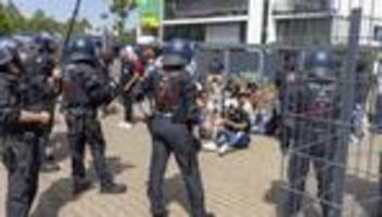 gießen: hunderte polizisten sichern eritrea-festival ab