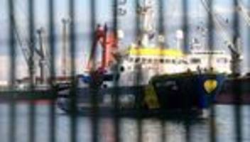 Mittelmeer: Deutsche Seenotretter nehmen mehr als 200 Migranten an Bord