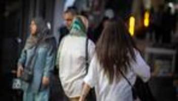 iran: sittenpolizei will tragen von kopftüchern wieder stärker kontrollieren