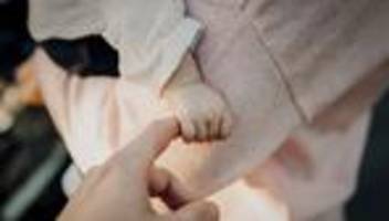 geburtenziffer: zahl der neugeborenen in deutschland ist zurückgangen