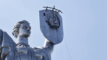 sowjetsymbole gestürzt - kiews ikonisches vaterland-denkmal verliert hammer und sichel