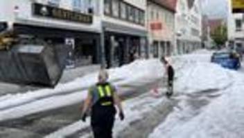 reutlingen: feuerwehr muss autofahrer nach hagelunwetter befreien
