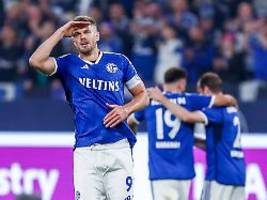 Terodde trifft, Reis hadert sehr: Schalke 04 quält sich gegen nur neun Lauterer