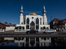 besorgniserregende situation: moscheen erhalten rechtsextremistische drohbriefe