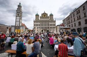 besonderer feiertag: hunderte menschen feiern in augsburg den frieden