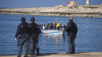 illegale reise nach europa - tunesien fängt sechs migrantenboote ab und bringt sie zurück ans festland