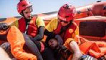 mittelmeer: zahlreiche menschen aus überfülltem boot gerettet