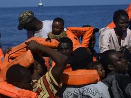 dutzende minderjährige an bord: Über 600 menschen in seenot vor italien gerettet