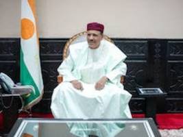 Putsch in Niger: Junta will Ex-Präsidenten Bazoum wegen Hochverrats anklagen