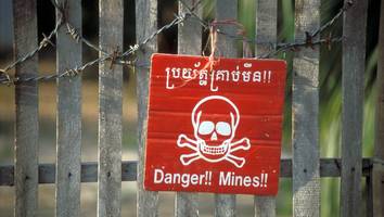 in kambodscha - gymnasium muss geschlossen werden – wegen 2.000 granaten auf dem schulhof