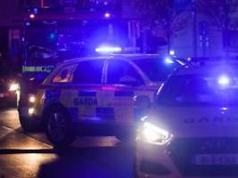 polizei in irland schreitet ein: automaten spucken zu viel geld aus - chaos bricht aus