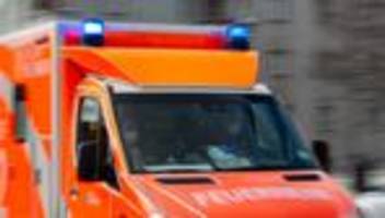 reutlingen: auto landet nach zusammenstoß auf dem dach: fünf verletzte