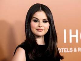 Kurz nach Song-Veröffentlichung: Selena Gomez stolpert über Kleid und bricht sich Hand