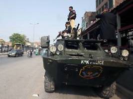 mit motorrad in militärkonvoi: selbstmordattentäter tötet neun soldaten in pakistan