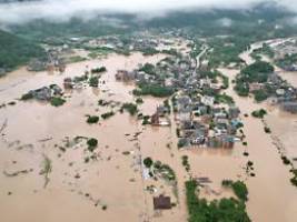 mindestens zwei menschen tot: taifun haikui setzt chinesische städte unter wasser