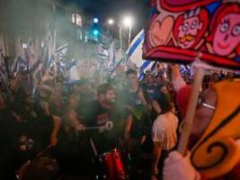 bei protesten gegen justizreform: auto fährt in tel aviv in menschenmenge