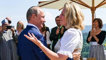 Sie machte Knicks vor Putin - Österreichs Ex-Außenministerin nimmt Job in kremlnahem Thinktank Gorki an