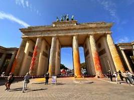 Polizei nimmt 13 Aktivisten fest: Letzte Generation besprüht Brandenburger Tor