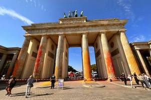 Klimaaktivisten besprühen Brandenburger Tor mit Farbe