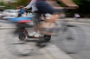 Polizei sucht nach Unfall den Fahrer eines E-Scooters