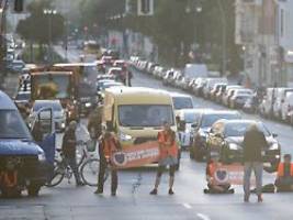 Brandenburger Tor besprüht: Aktivisten blockieren zahlreiche Straßen in Berlin