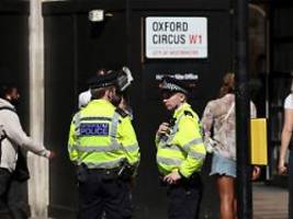 epidemie von ladendiebstählen: britische einzelhändler zahlen für polizeiarbeit