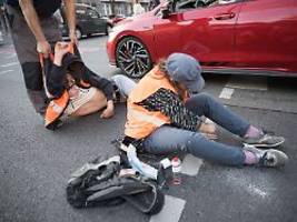 Letzte Generation in Berlin: Autofahrer sprüht Reizgas auf Klimaaktivisten