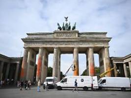 Letzte Generation besprühte es: Brandenburger Tor: Reinigungskosten stehen fest