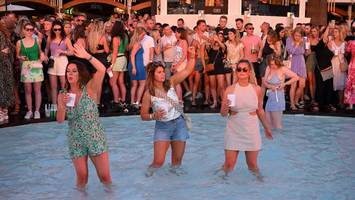 bizarre aktion in ibiza-club - frau streut asche ihres bruders in pool voller feiernder