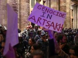 Proteste in Armenien: Aserbaidschan verkündet Sieg in Berg-Karabach