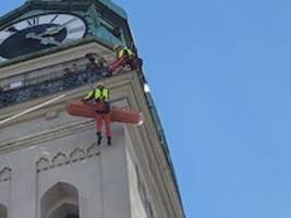 Münchner Innenstadt: Frau wird vom Alten Peter abgeseilt