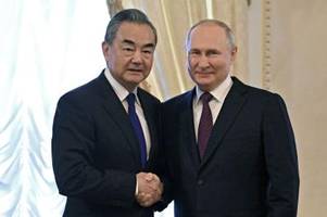 Chinas Außenminister zu Gast bei Putin