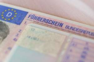EU diskutiert Führerschein-Begrenzungen für Fahranfänger und Ältere