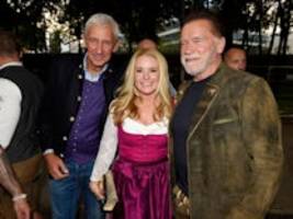 Promis auf dem Oktoberfest: Schwarzenegger hat offenbar den Dirigentenstab vergessen