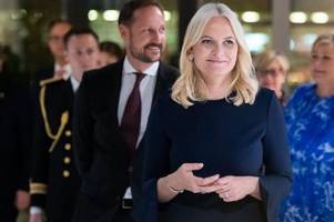 Kronprinz Haakon und Kronprinzessin Mette-Marit kommen