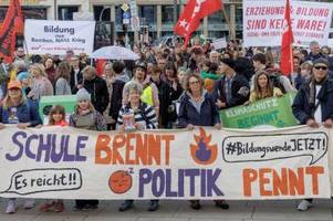 Tausende Menschen demonstrieren für besseres Bildungssystem