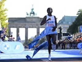 marathon: tigist assefa läuft weltrekord in berlin