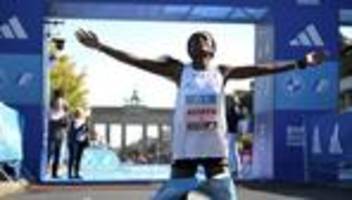 berlin: tigst assefa läuft beim berlin-marathon weltrekord