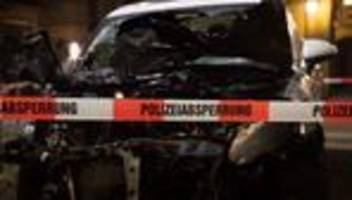 Dortmund: Autowracks und Reifen geraten auf Schrottplatz in Brand