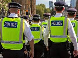 Aus Protest gegen Mordanklage: Londoner Polizisten geben Waffenscheine ab