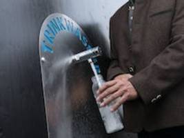 Brunnen auf dem Oktoberfest: Die Wiesn-Besucher stehen Schlange - für Wasser