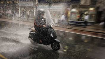 TikTok-Trend  - Autofahrer sollen Motorradfahrer bei Regen „adoptieren“ und Leben retten
