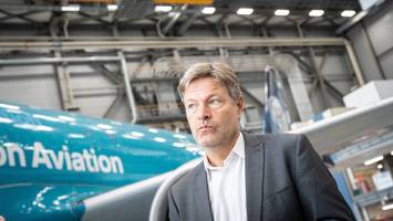 Branche im Dilemma - Aufs Fliegen verzichten - fürs Klima? „Das ist weltfremd“, sagt Habeck