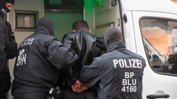 Mehr als 350 Beamte im Einsatz - Schleuser-Razzia - Bundespolizei durchsucht Wohnungen in sieben Städten