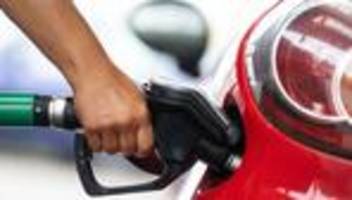 kraftstoffe: spritpreise sinken - diesel kaum noch billiger als e10