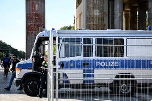Brandenburger Eigentor: Wie die Farbattacke der Letzten Generation polarisiert
