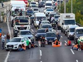 Barriere mit Mietautos in Berlin: Letzte Generation blockiert Verkehr auf A100