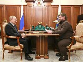 Bestens aufgelegt im Kreml: Putin lobt Kadyrow bei gemeinsamen Treffen