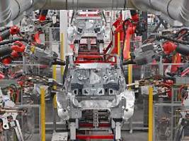 Holzkiste trifft Kopf: Auffällig viele Arbeitsunfälle in Teslas deutscher Fabrik